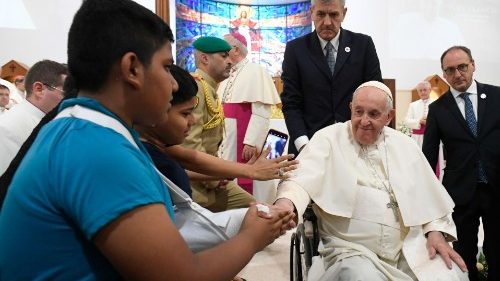 Papež se v Bahrajnu setkal s klérem a pastoračními pracovníky