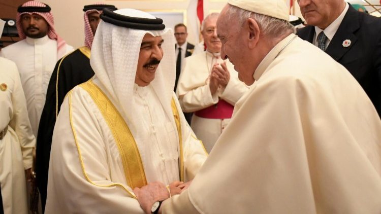 Ferenc pápa búcsúzik a bahreini királytól az Öböl-országba tett látogatása végén