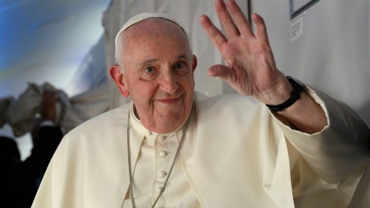 Papa Francesco saluta i giornalisti che lo hanno accompagnato nel viaggio in Bahrein