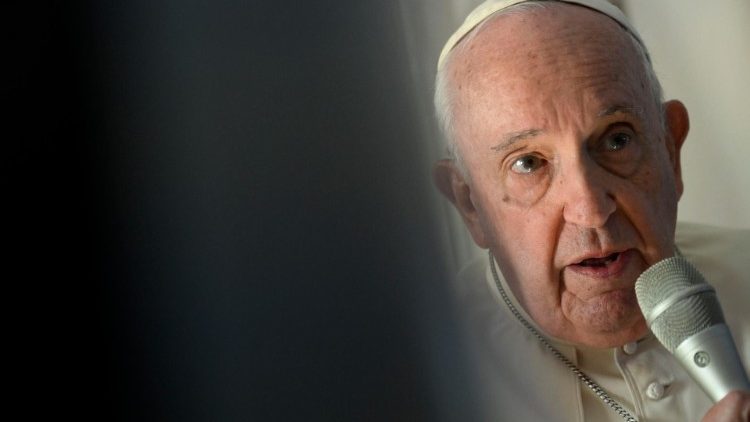 Il Papa sul volo di ritorno da Awali, mentre risponde alle domande dei giornalisti