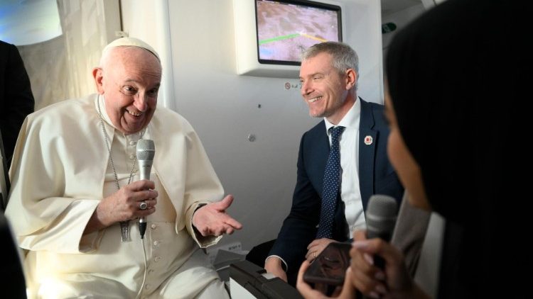 Il Papa a colloquio con i giornalisti sul volo di ritorno dal Bahrein