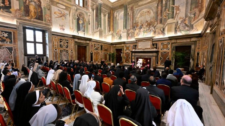 Папа Франциск на встрече с членами общины Института богословия монашеской жизни Claretianum (7 ноября 2022 г.)