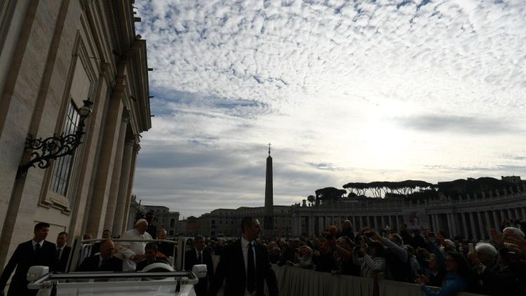 Papa Francisco no papamóvel passa entre os fiéis na Praça São Pedro