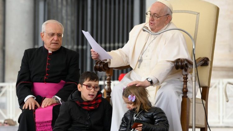 Paolo i jego siostrzyczka Maria siedzący u stóp Papieża Franciszka podczas audiencji generalnej, 9 listopada 2022