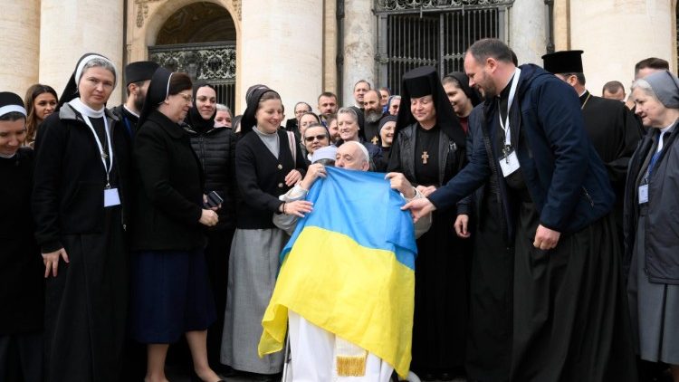 Francisco besa la bandera ucraniana en la audiencia general del 9 de noviembre en la plaza de San Pedro