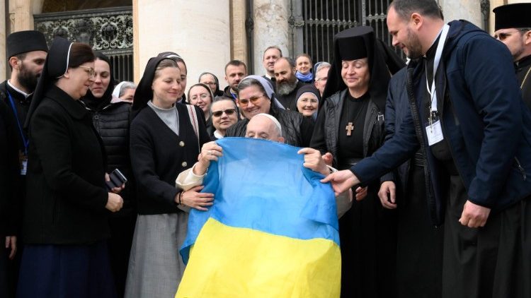 Папа Франциск и украинские паломники в конце общей аудиенции (Ватикан, 9 ноября 2022 г.)