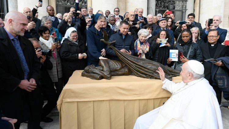 Папа Франциск освящает скульптуру "Укрытие" (Ватикан, 9 ноября 2022 г.)