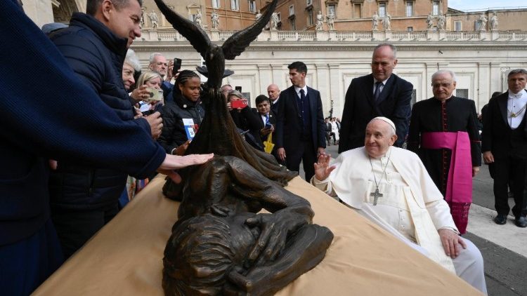 Ֆրանչիսկոս Պապը կ՛ օրհնէ քանդակը
