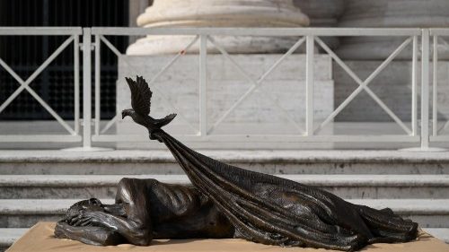 Le Pape François bénit une sculpture dédiée aux sans-abris 