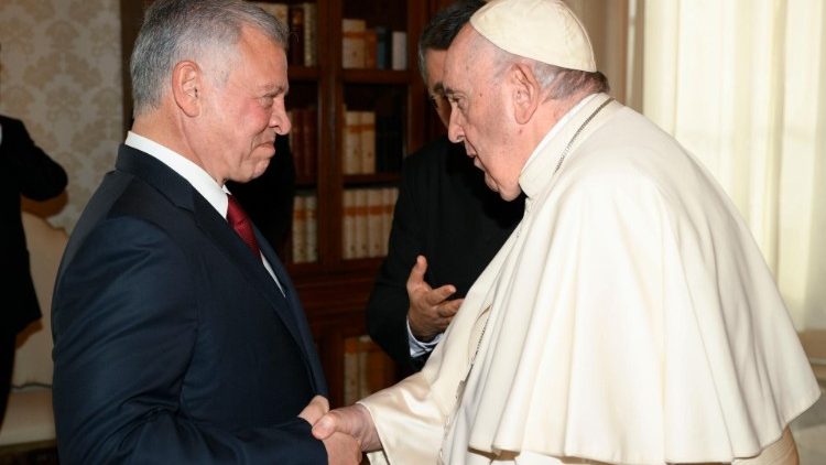 Le Pape François en compagnie du roi de Jordanie Abdallah II ibn al-Hussein