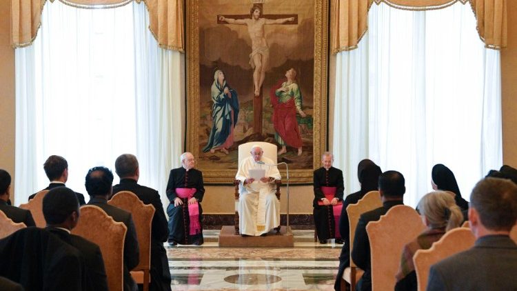 Папа Франциск на встрече с общиной Папской коллегии Св. Иоанна Непомуцкого (10 ноября 2022 г.)
