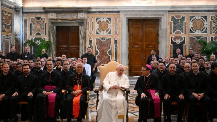 Le Pape et les participants au cours pour les recteurs et les formateurs des séminaires latino-américains, le 10 novembre 2022