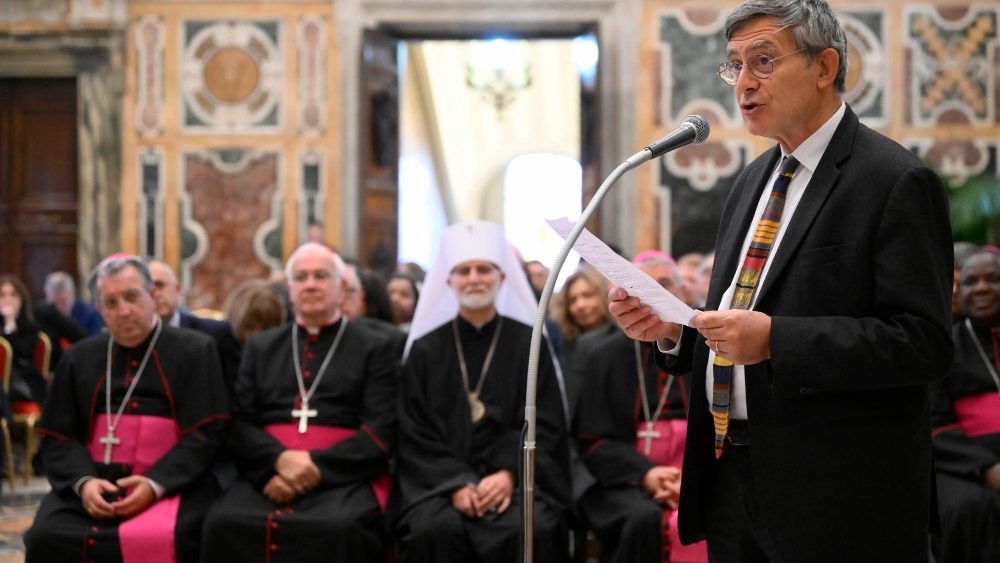 Úvodný pozdrav prefekta Dikastéria pre komunikáciu Paola Ruffiniho (12. nov. 2022)