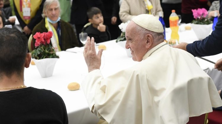 Svätý Otec pri obede pre ľudí v núdzi (Aula Pavla VI., 13. nov. 2022)