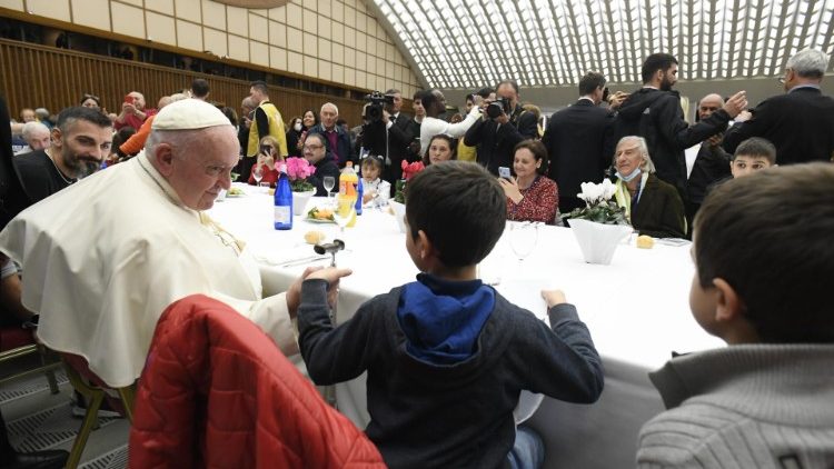 Tradičný obed v Aule Pavla VI. v Deň chudobných (13. nov. 2022)