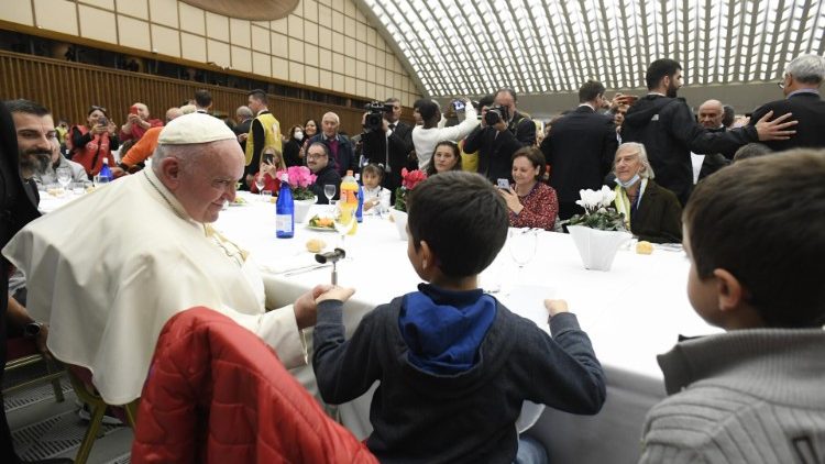 Papie? spo?ywa obiad z ubogimi
