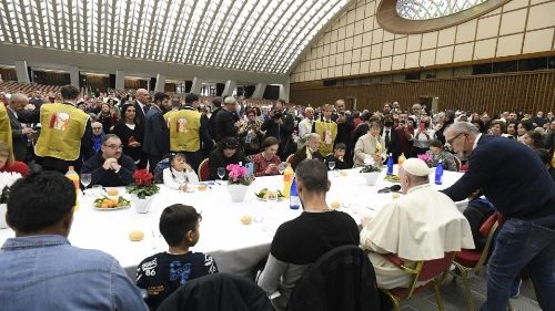 Папа Франциск пообедал с римскими бедняками