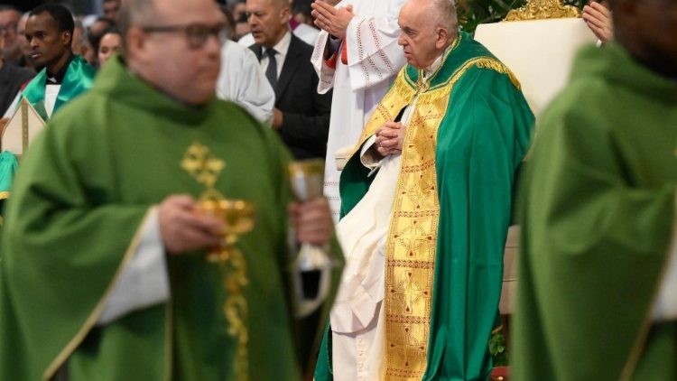 Der Papst und die Konzelebranten trugen heute Grün: diese Farbe des sich erneuernden Lebens und der Hoffnung, wird in der Zeit im Jahreskreis getragen. 