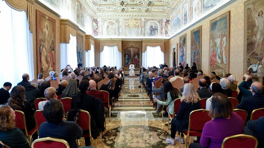 Pápež s členmi federácie kresťanských dobrovoľníkov FOCSIV (14. nov. 2022)