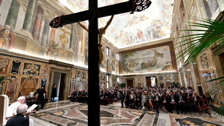 Papst Franziskus und die Mitglieder von "Apoteca Natura" im Vatikan