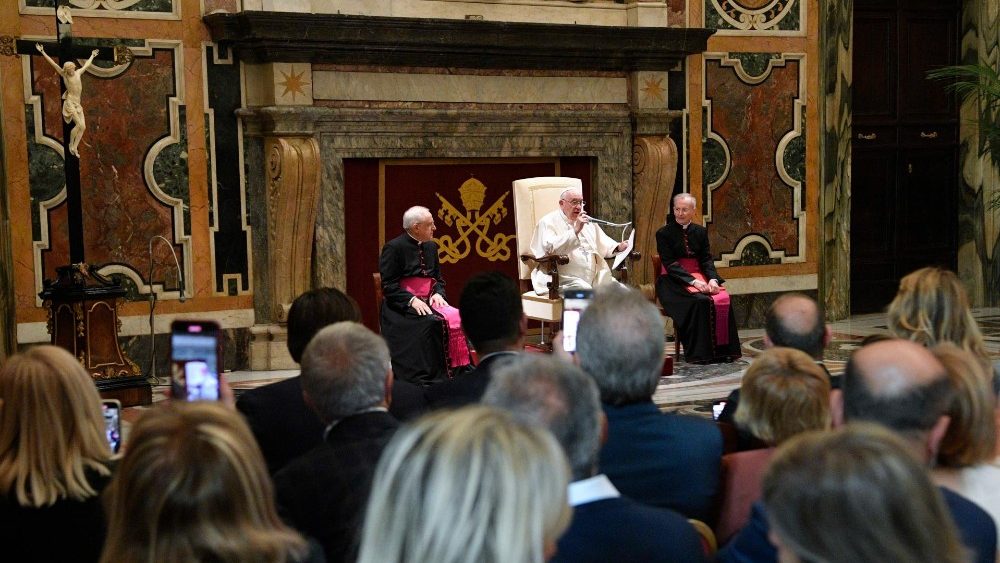 Las farmacias son lugares para orientar, en un vnculo personalizado, a la gente de los territorios, afirma el Pontfice. (Vatican Media)