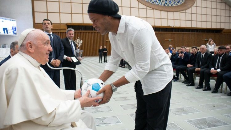 Francisco recibe una pelota como regalo durante el encuentro. (Vatican Media)