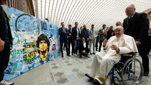 Francisco se encuentra con los jugadores del partido por la paz 