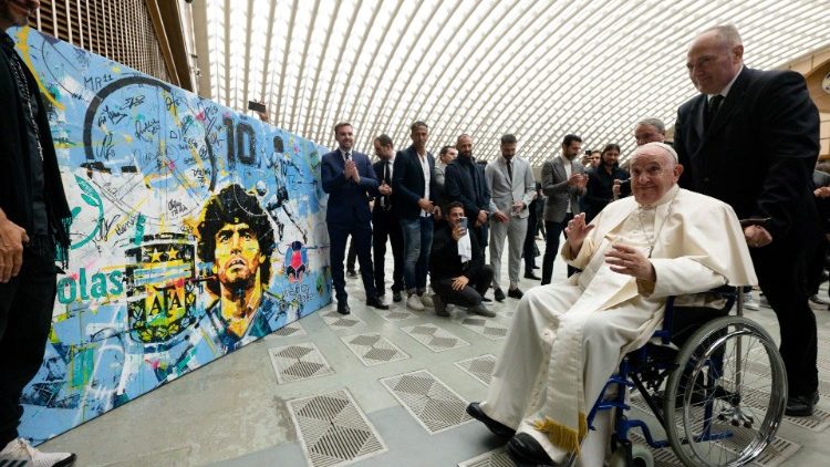 Papež v Aule Pavla VI. s hráči Mírového zápasu