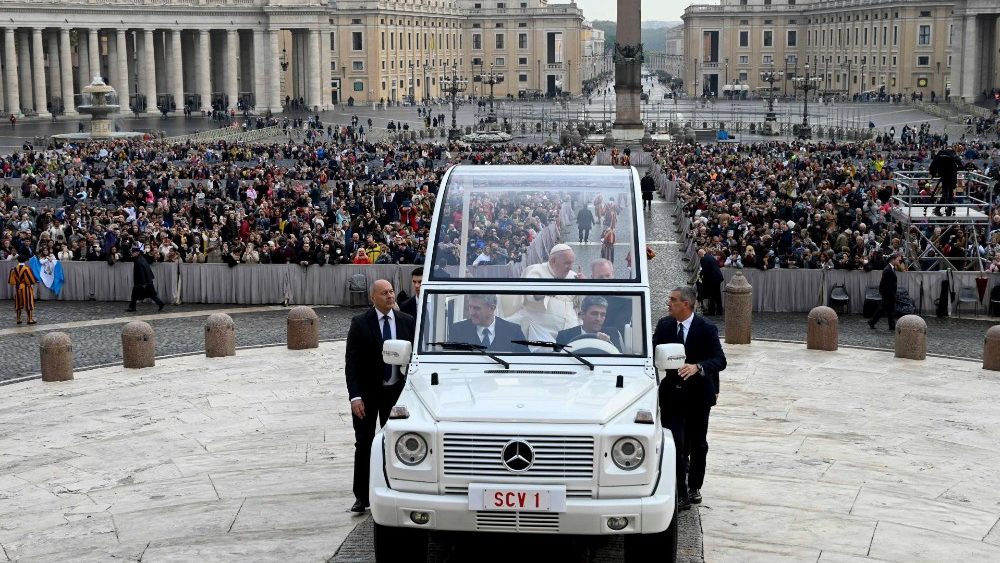 Sfântul Părinte, după ce a salutat romanii și pelerinii, se pregătește să prezinte cateheza audienței generale din 16 noiembrie 2022 (Vatican Media)