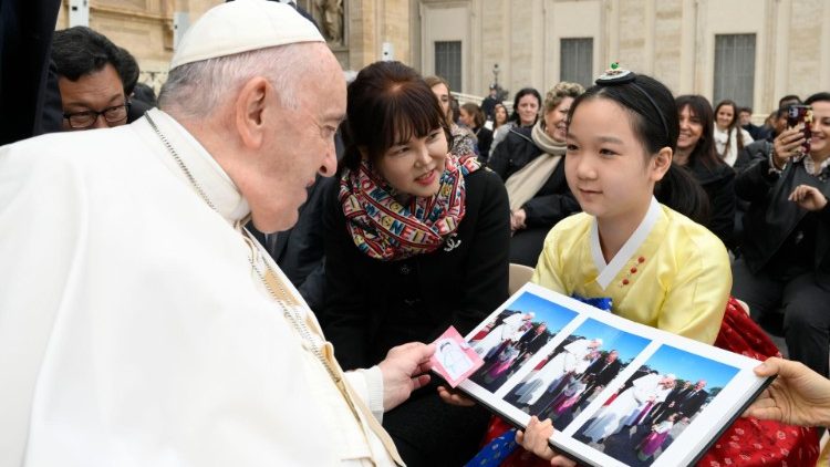 A menina que deu uma rosa de prata ao Papa durante a viagem à Coreia, em 2014