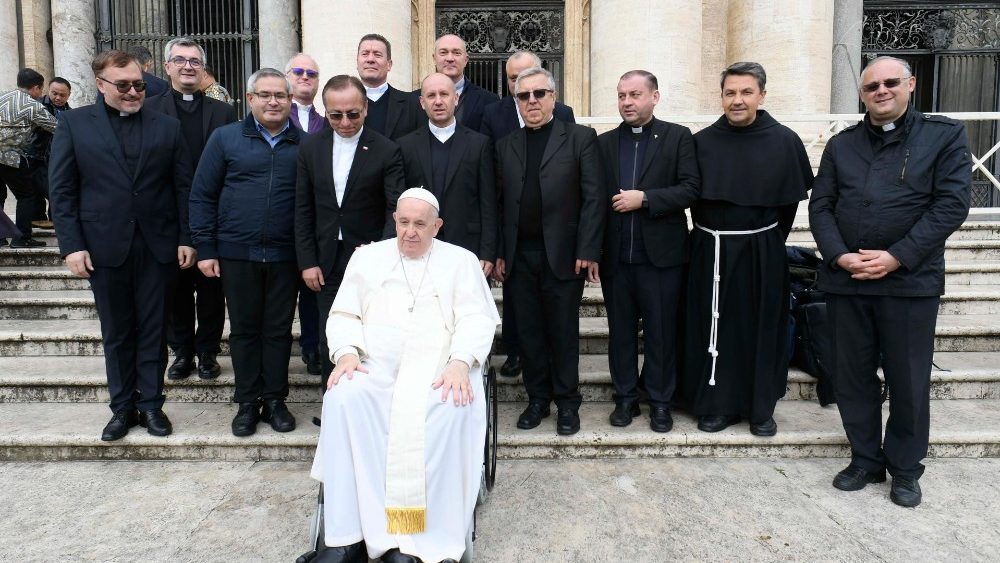 La papa Francisc, preoți români din arhidieceza de București, dieceza de Iași și dieceza de Feldkirch, în Austria (Vatican Media)