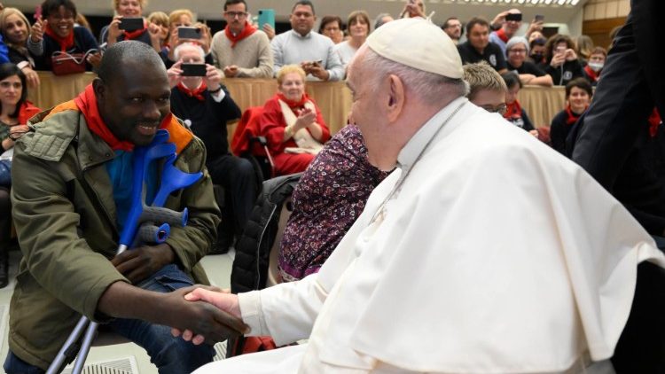 El Papa saluda a los participantes en la audiencia con el CUAMM