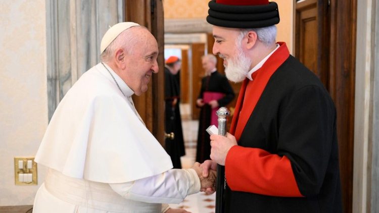 Papst Franziskus und der Katholikos-Patriarch der Assyrischen Kirche des Ostens, Mar Awa III. Royel