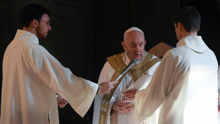 Le Pape François lors de la messe du Christ-Roi de l'Univers, le 20 novembre 2022, en la cathédrale Notre-Dame de l'Assomption d'Asti dans le Piémont (Italie du nord). 