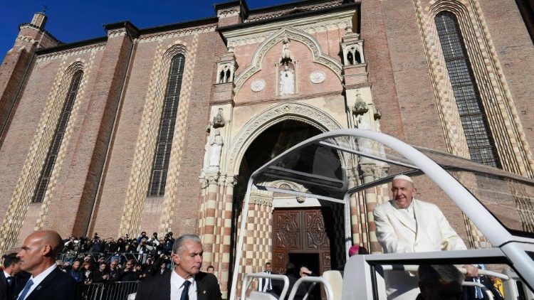 Papa Francisc în fața catedralei din Asti, în nordul Italiei