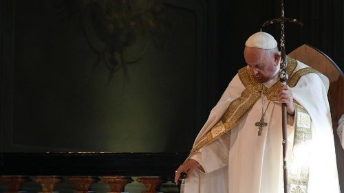 Papa em Asti: Jesus, Rei que nos abraça, mesmo com as nossas misérias 