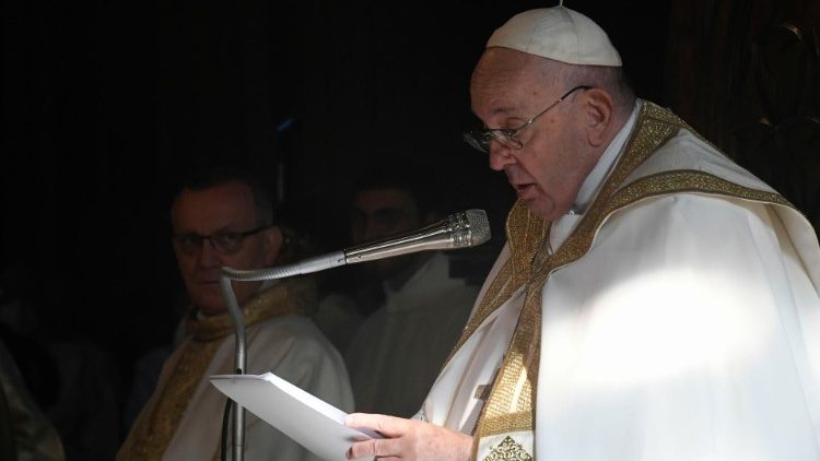 Papst Franziskus feiert in Asti die Messe 