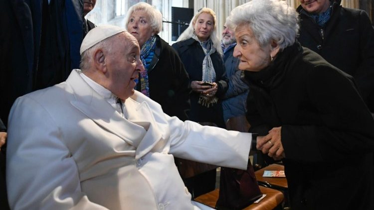 Bei der Messe in Asti begrüßte der Papst auch seine Cousine
