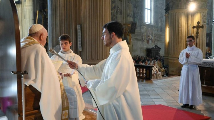 Francisco ao apresentar Stefano Acoornero para o ministério de Acólito