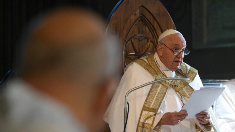Pápež prednáša homíliu pri slávnosti v katedrále v Asti (20. nov. 2022)