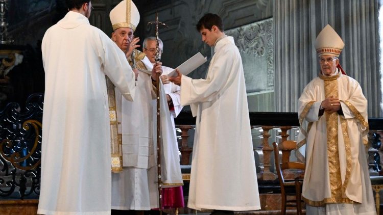 Papin blagoslov u katedrali u Astiju