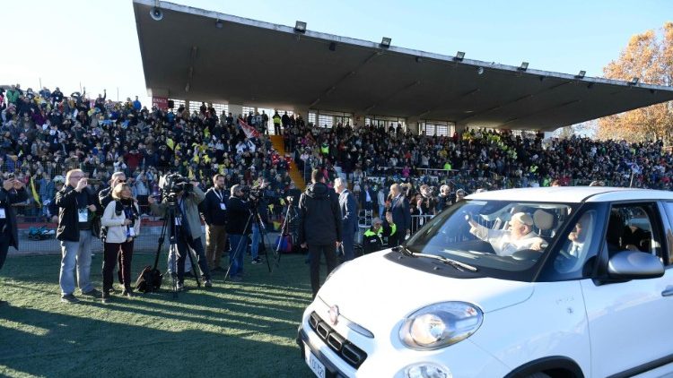 Papst Franziskus kommt im Stadion an