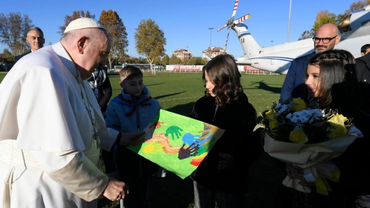Папа Франциск на встрече с детьми на стадионе Асти (20 ноября 2022 г.)