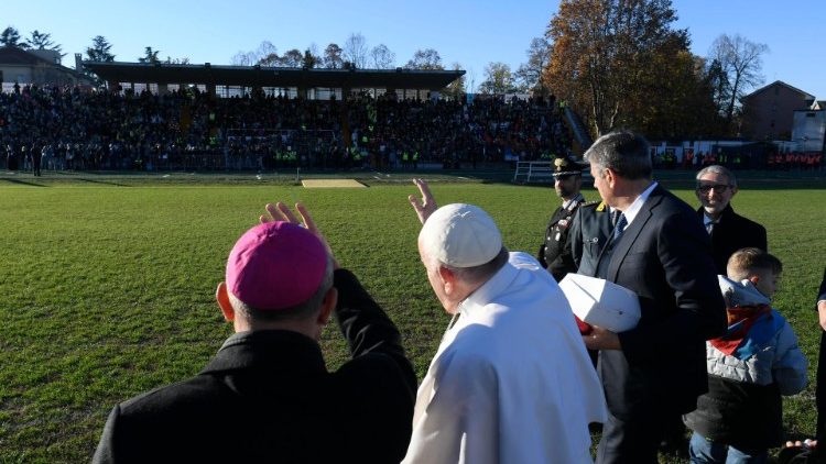 Papst Franziskus grüßt die jungen Leute, die sich auf den Rängen des Stadions versammelt haben