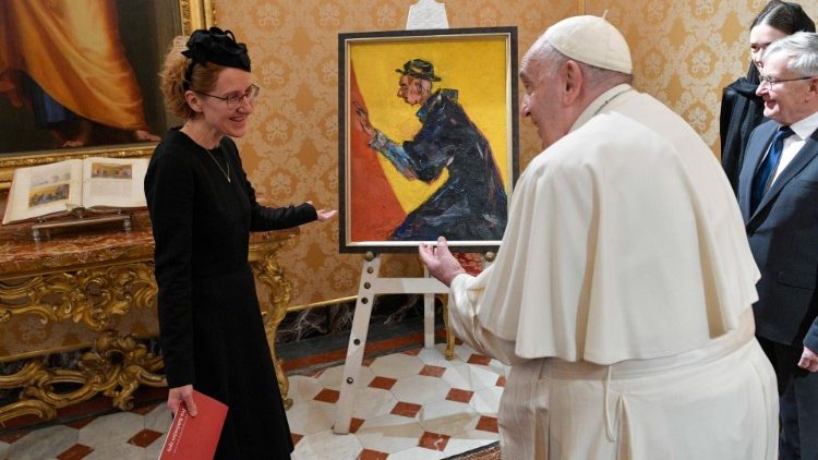 A artista apresentou um dos seus trabalhos ao Pontífice
