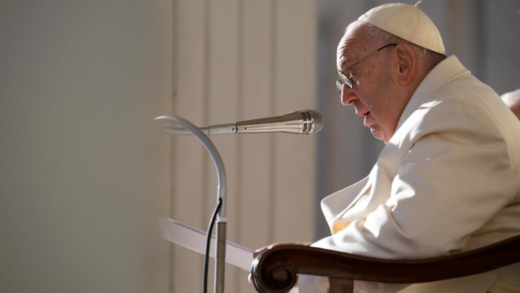 Papa Franjo govori na općoj audijenciji