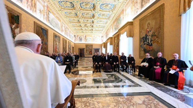 Ferenc pápa a Nemzetközi Teológiai Bizottság 33 tagja előtt beszél  