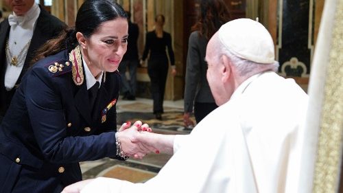 Papst mahnt besseren Schutz für Frauen vor Gewalt an