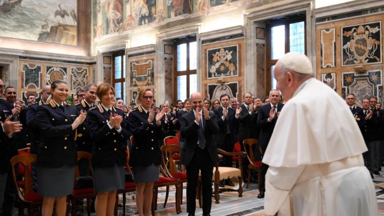 البابا يستقبل أعضاء الإدارة المركزية لمكافحة الجريمة التابعة للشرطة الإيطالية