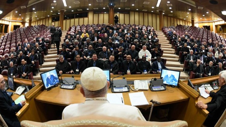 O Papa na Sala do Sínodo com os participantes da Assembleia da União dos Superiores Gerais (USG)